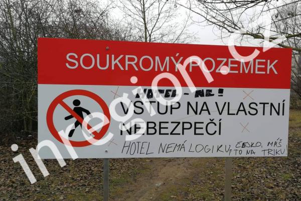 Protestní cedule proti chystanému investičnímu záměru 