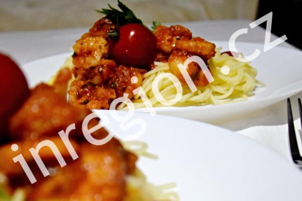 Spaghetti s krevetami a rajčatovou omáčkou