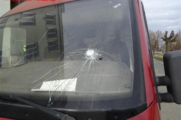 Poničené čelní sklo automobilu