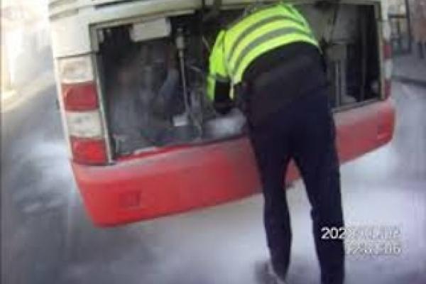 Zásah strážníků u požáru motoru autobusu