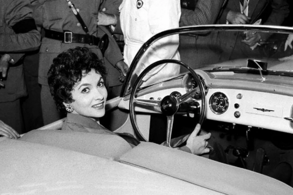 Gina Lollobrigida na návštěve autosalonu v Turíně v roce 1955