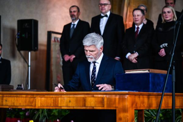 Prezident Petr Pavel podepisuje prezidentský slib