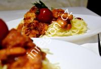 Spaghetti s krevetami a rajčatovou omáčkou