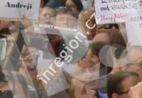 Účastníci pietního aktu protestují proti premiérovi, ZDROJ: Pavel Šafr