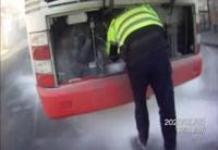 Zásah strážníků u požáru motoru autobusu