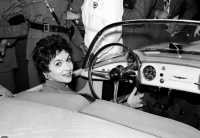 Gina Lollobrigida na návštěve autosalonu v Turíně v roce 1955
